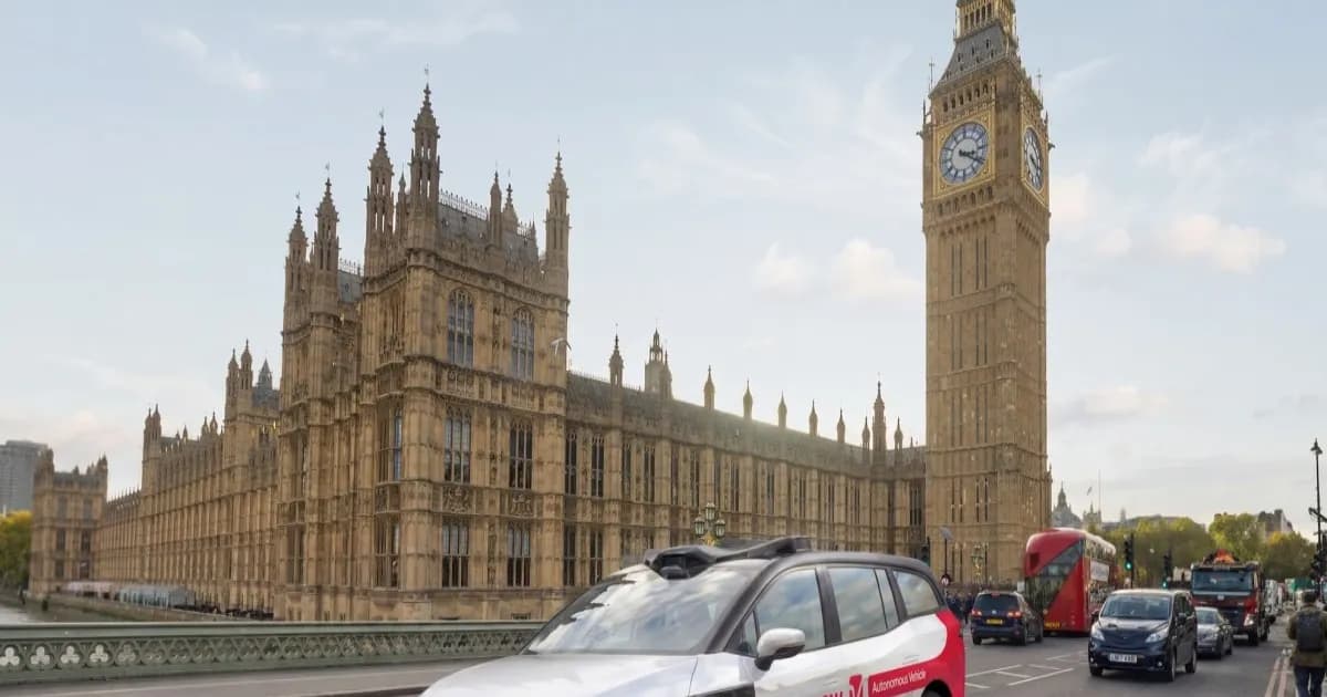 Ilustrasi robotaxi Baidu Apollo Go RT6 sedang melaju di jalanan London