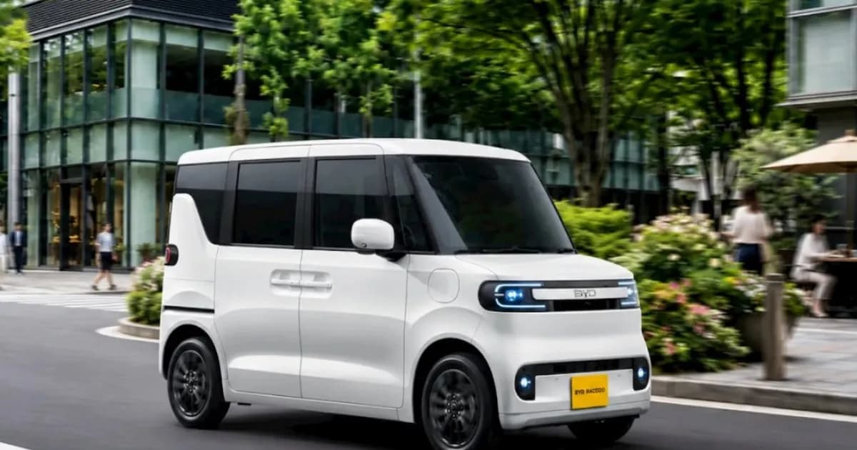 BYD Racco kei EV tampak samping diparkir di jalan kota Jepang