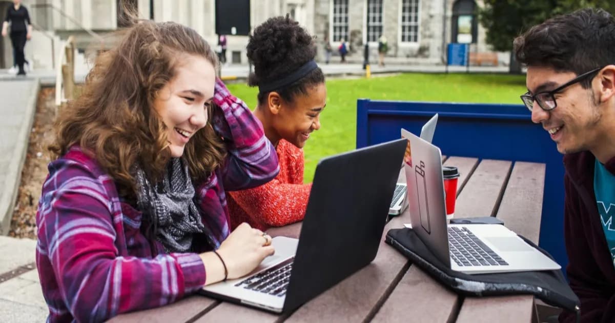 Mahasiswa menggunakan laptop di kampus dengan koneksi Wi-Fi