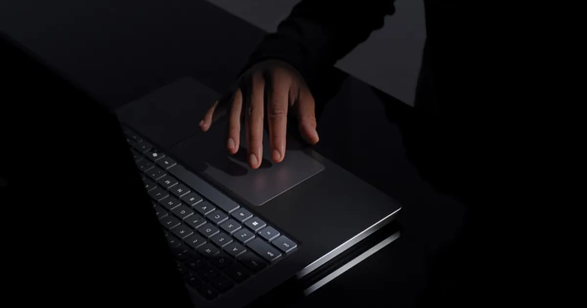 Prototipe Microsoft Surface Laptop Ultra dengan chip Nvidia RTX Spark N1X terlihat dari samping