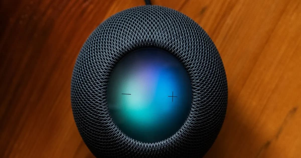 Ilustrasi konsep Apple smart home display dengan layar 7 inci di ruang keluarga