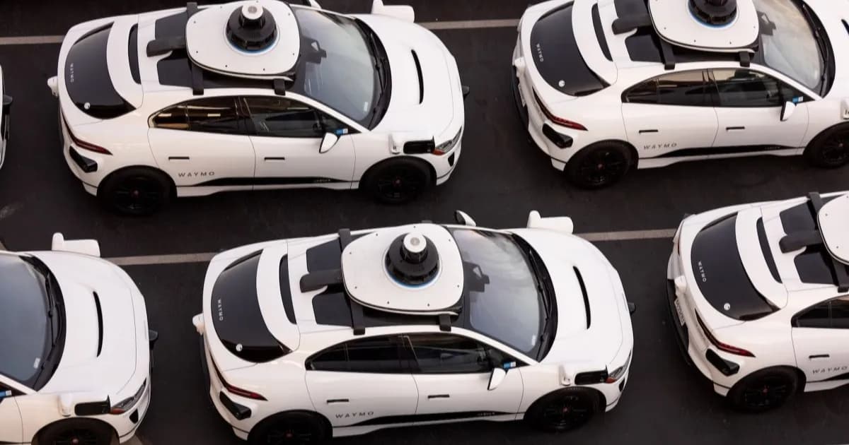 Ilustrasi robotaxi Waymo beroperasi di jalan raya San Francisco
