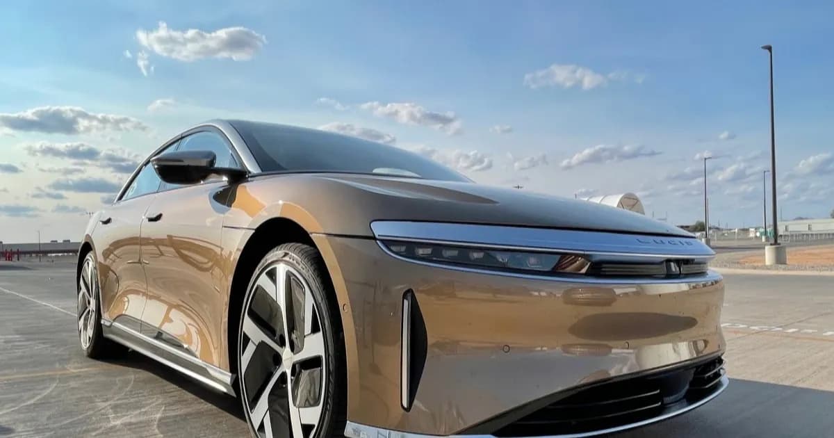 Pangeran Saudi Al Waleed bin Talal dan logo Lucid Motors