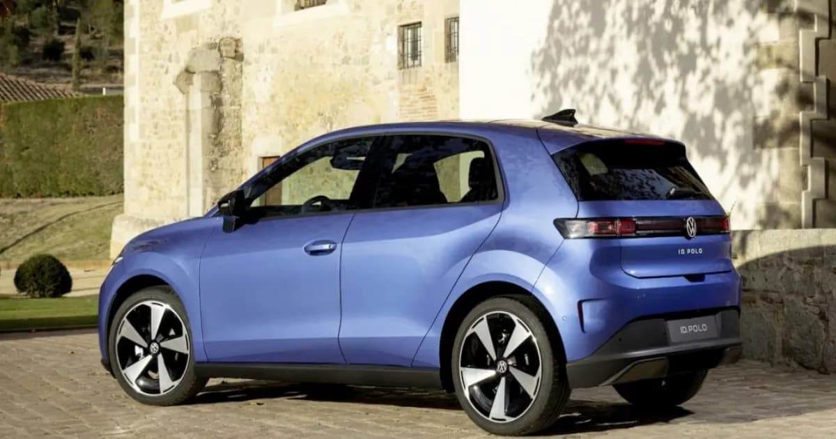 Volkswagen ID. Polo dengan baterai 37 kWh varian Trend warna biru metalik tampak depan