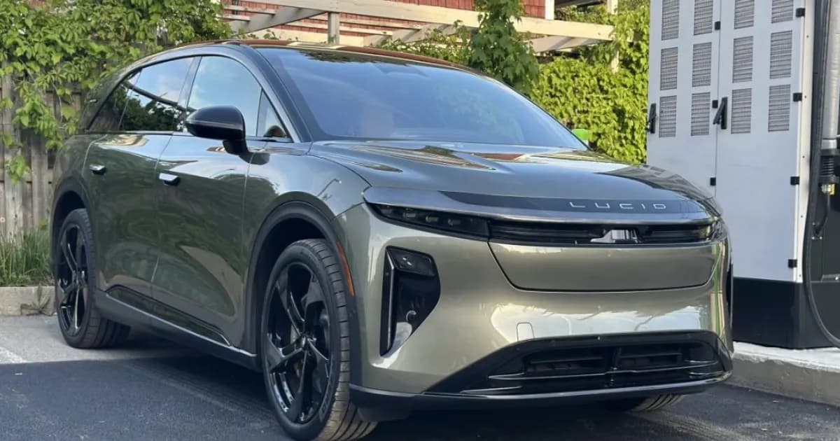 Lucid Gravity Grand Touring 2026 di jalan raya