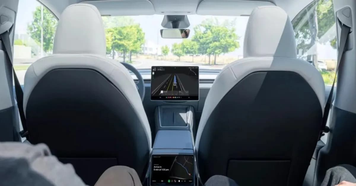 Tesla Robotaxi hero image dengan latar belakang kota modern
