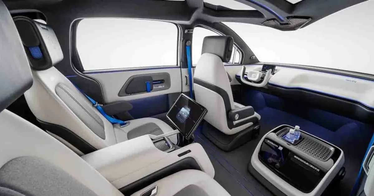 Interior robotaxi Baidu Apollo Go dengan kursi dan layar sentuh