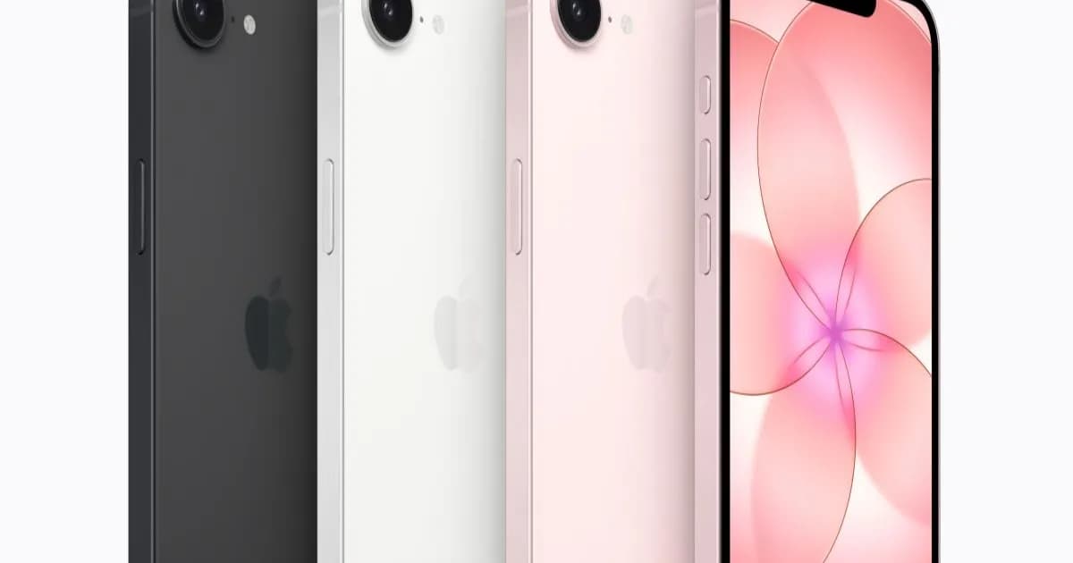 Ilustrasi pengisian daya iPhone dengan charger resmi untuk menjaga Battery Health tetap optimal