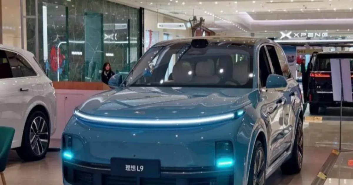 Ilustrasi lampu biru indikator ADAS pada mobil Li Auto L9 di China