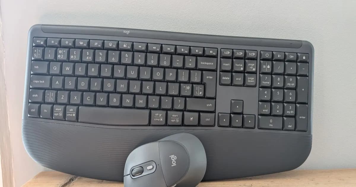 Logitech Signature Comfort Plus keyboard dan mouse di atas meja kerja