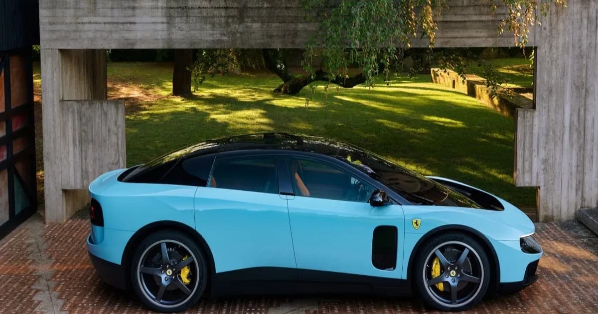 Ferrari Luce mobil listrik pertama Ferrari dengan desain wedge diparkir di lokasi mewah