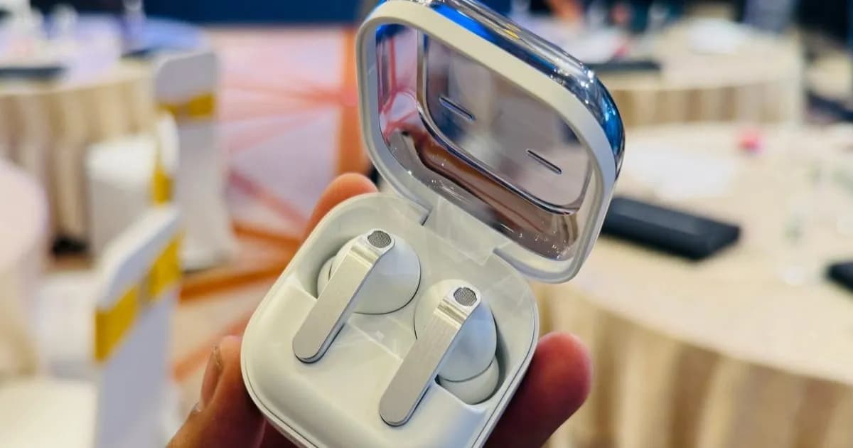 Render Samsung Galaxy Buds Able dengan desain clip-on melengkung di telinga
