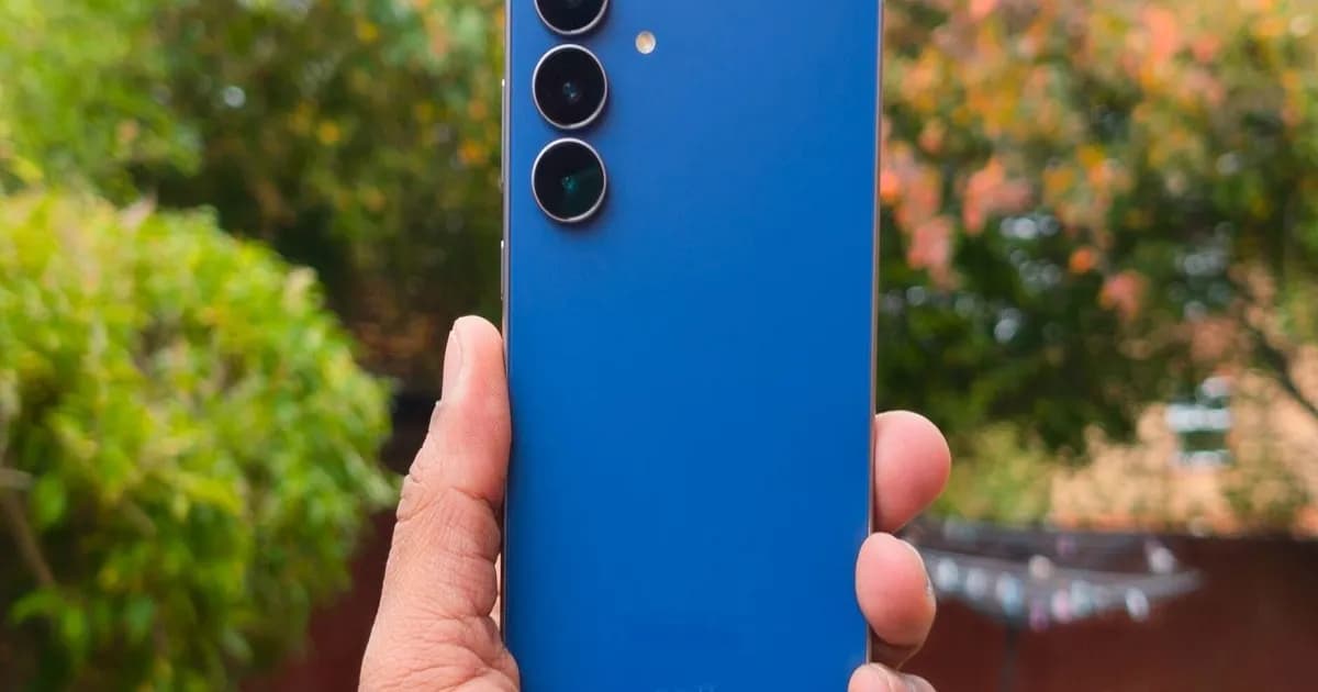 Samsung Galaxy S25 FE berwarna biru