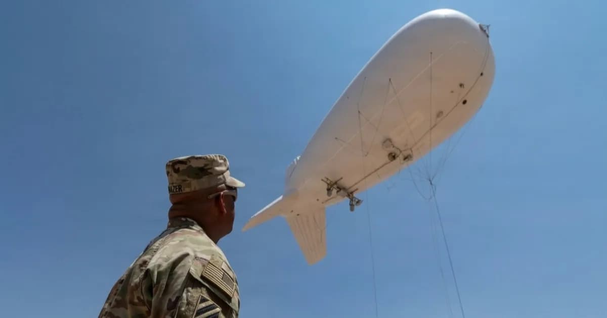 Ilustrasi balon mata-mata raksasa US Army atau aerostat yang mengudara di atas area operasi militer