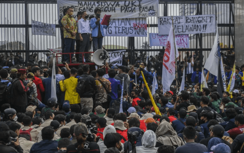 Penyebab Sinyal Seluler Lemah di Keramaian dan Solusinya