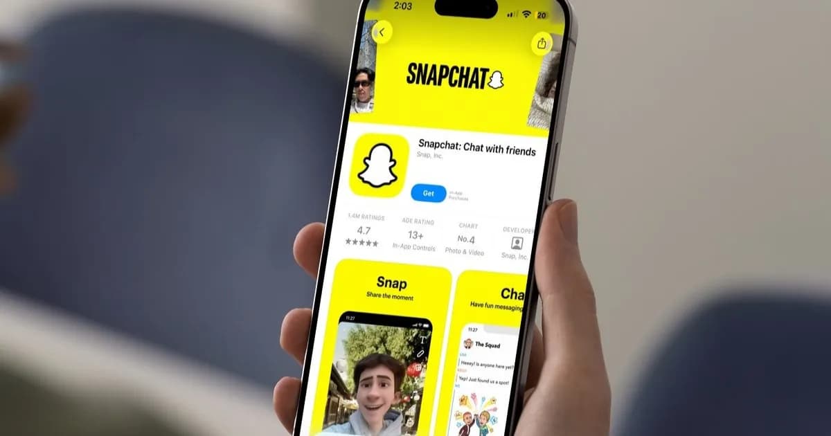 Logo Snapchat tampil di layar iPhone dengan latar belakang kuning khas aplikasi