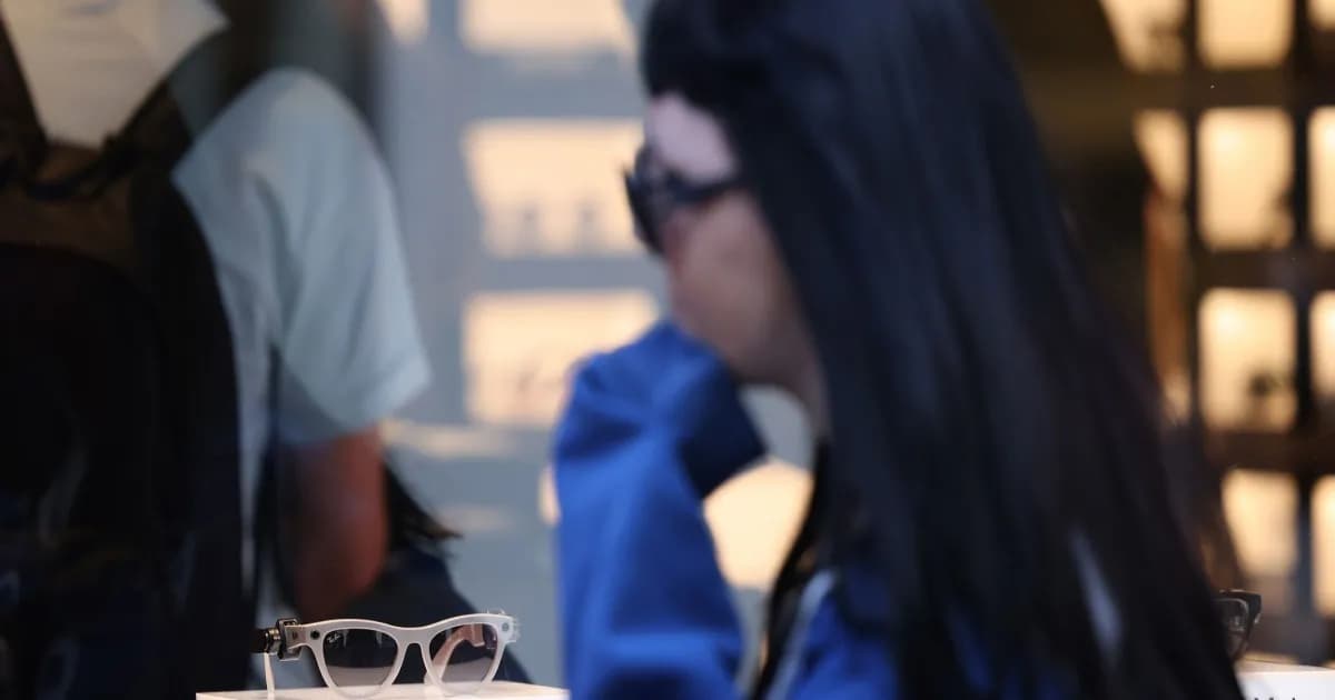 Ilustrasi kontroversi privasi smart glasses dengan kamera tersembunyi dan lampu indikator yang bisa dinonaktifkan