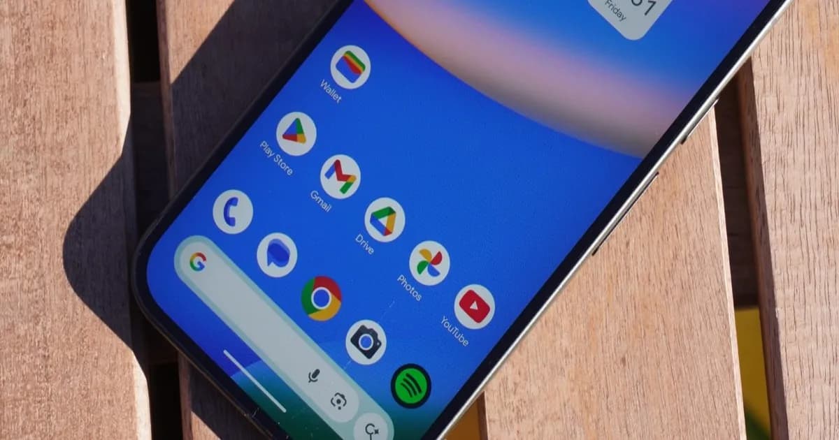 Antarmuka voice search Google yang lama dengan tombol mikrofon tunggal