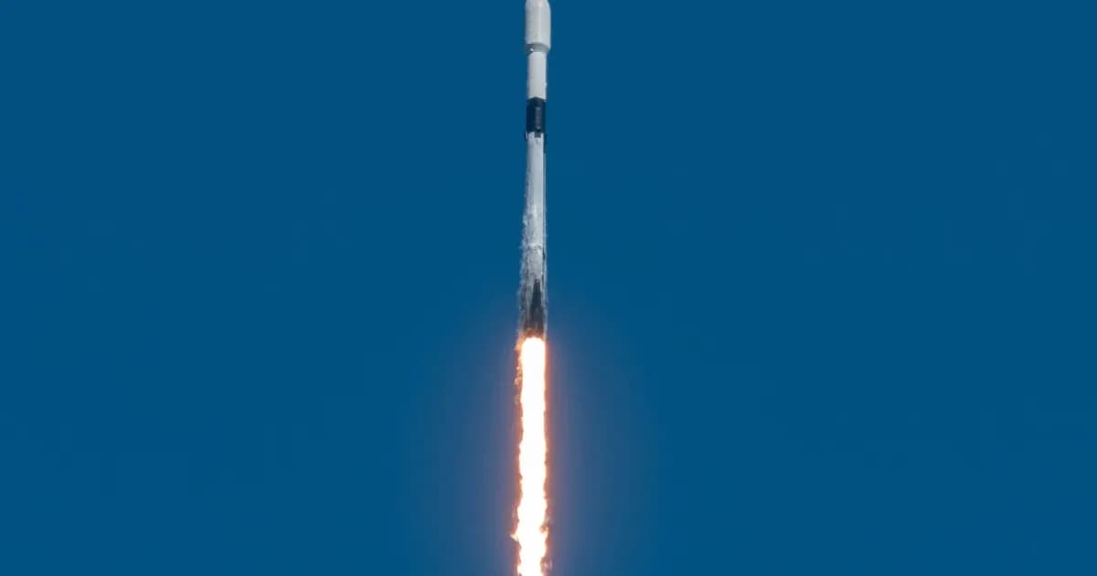 Ilustrasi roket Falcon 9 SpaceX yang akan menabrak permukaan Bulan meninggalkan kawah besar