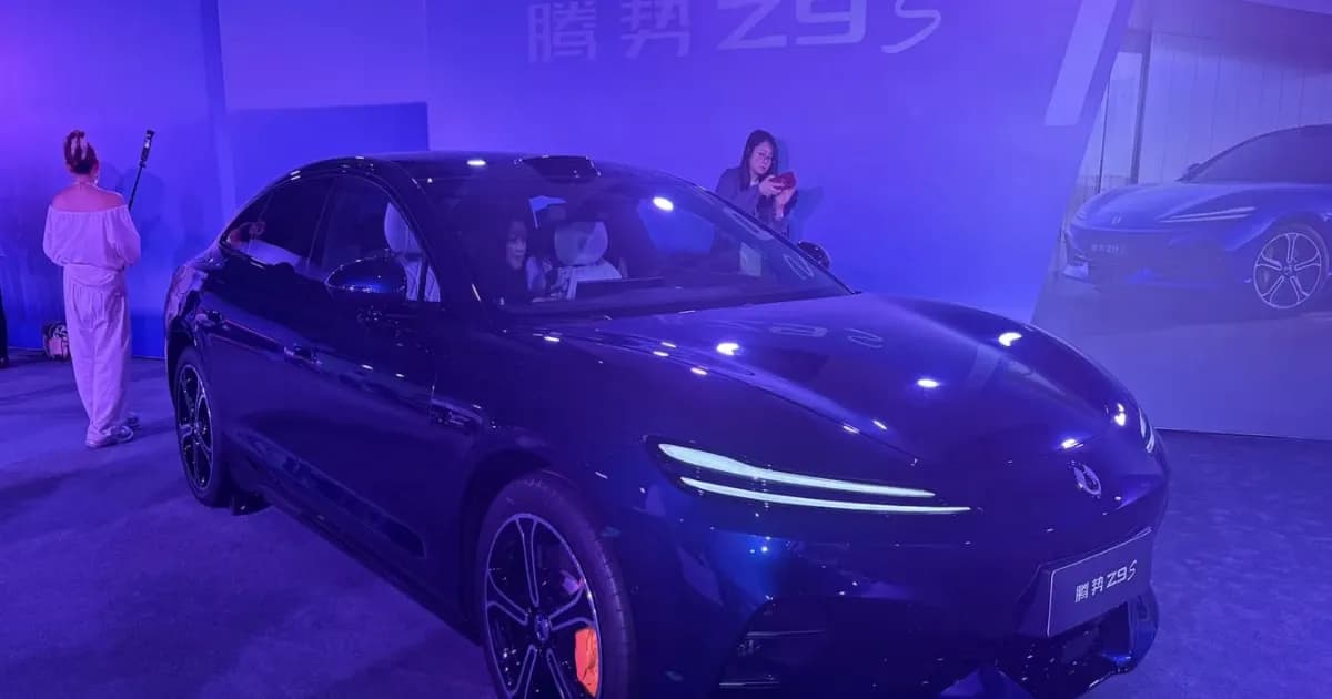 Denza Z9S sedan listrik mewah dengan desain split-headlight dan LiDAR di atap