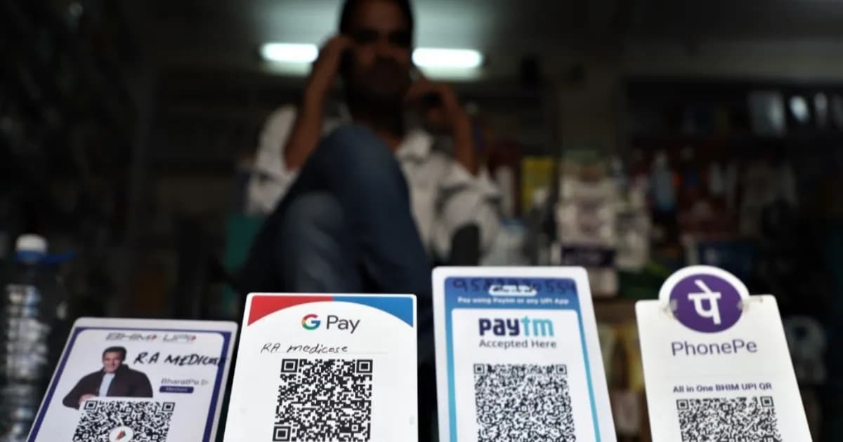 Ilustrasi transaksi digital UPI di India dengan smartphone dan kartu pembayaran
