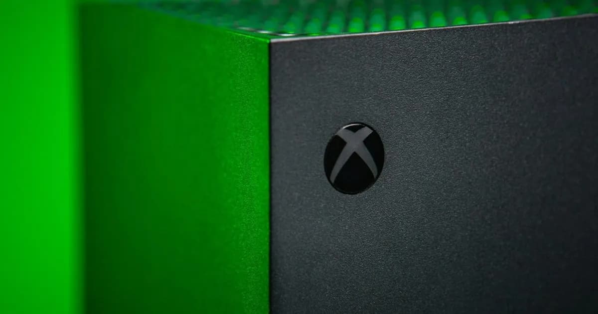 Konsol Xbox Project Helix dengan latar hijau khas Xbox
