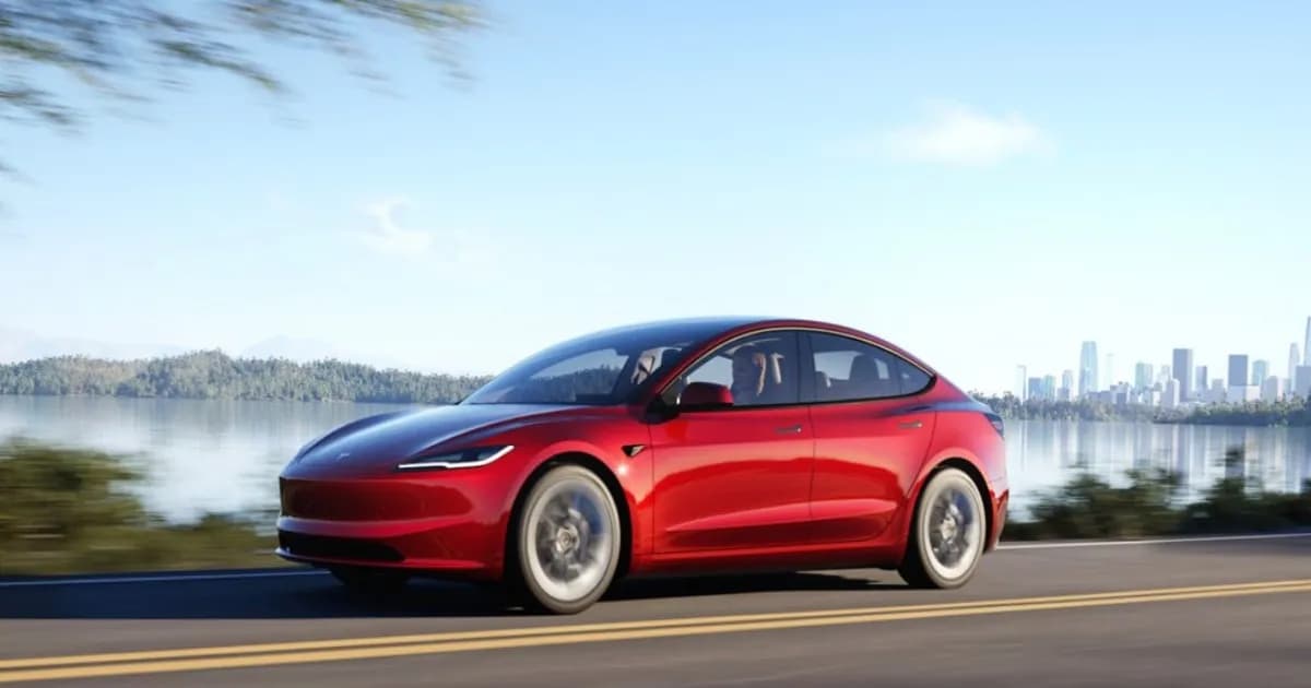 Tesla Model 3 merah yang menjadi salah satu model utama yang dijual di pasar China