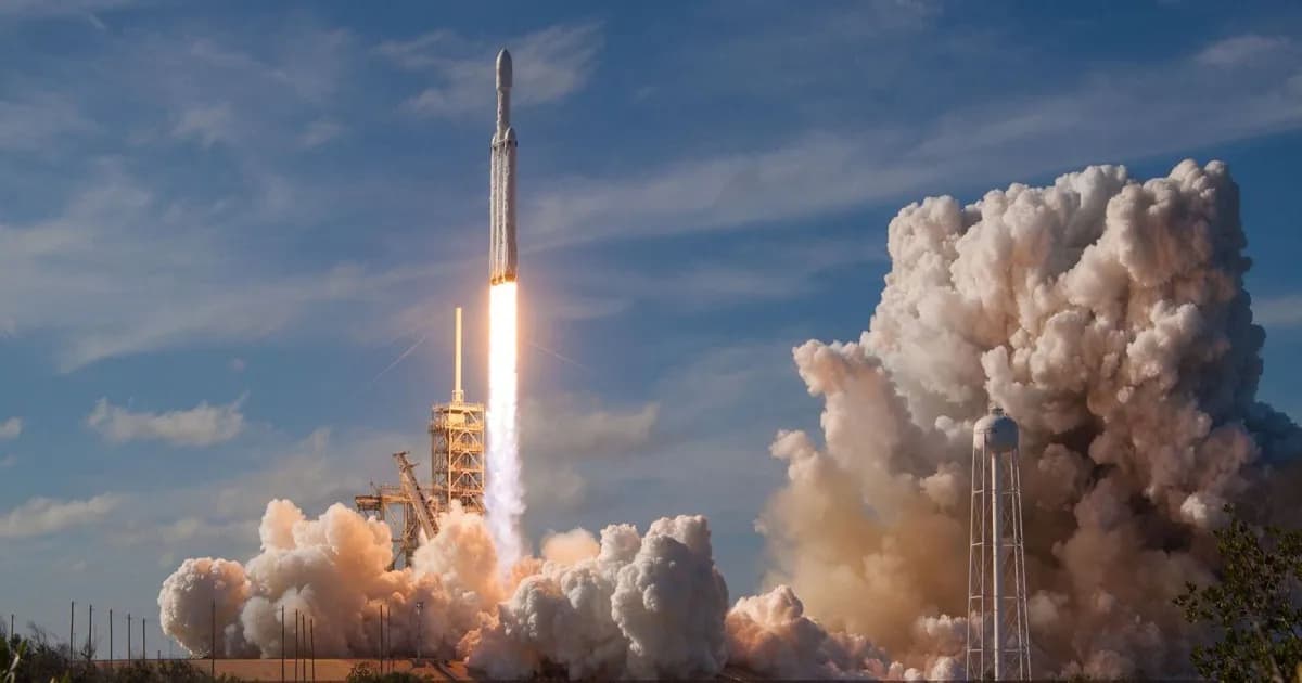 Ilustrasi roket SpaceX Falcon Heavy yang meluncur saat demonstrasi peluncuran