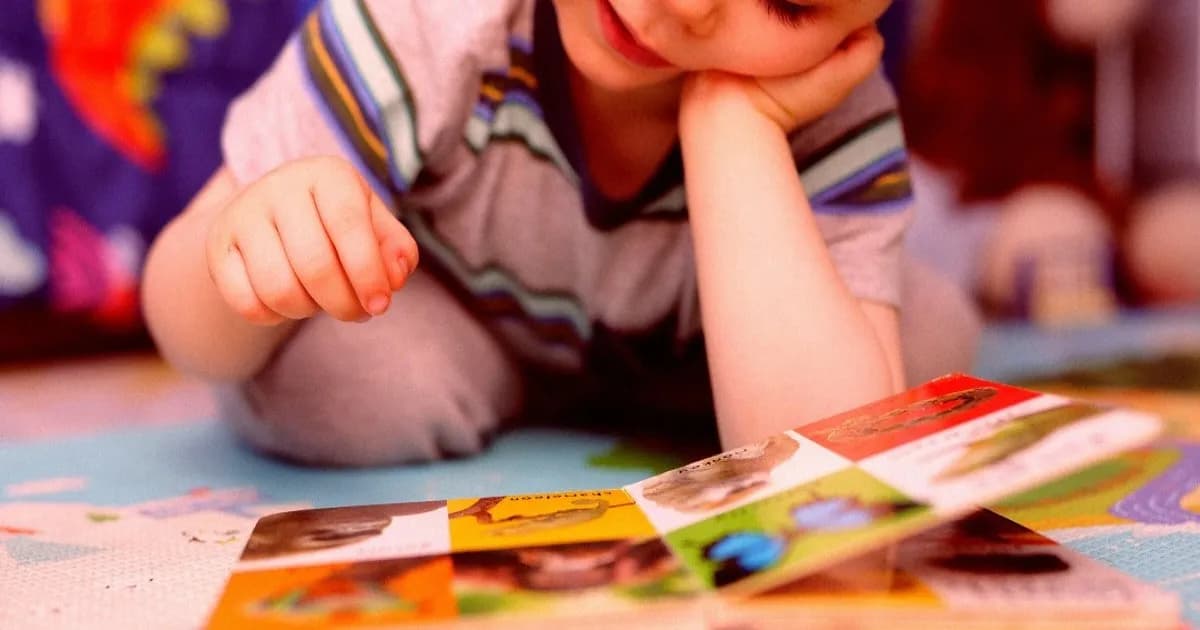 Ilustrasi kakek nenek menggunakan AI untuk membuat buku cerita anak yang dipersonalisasi