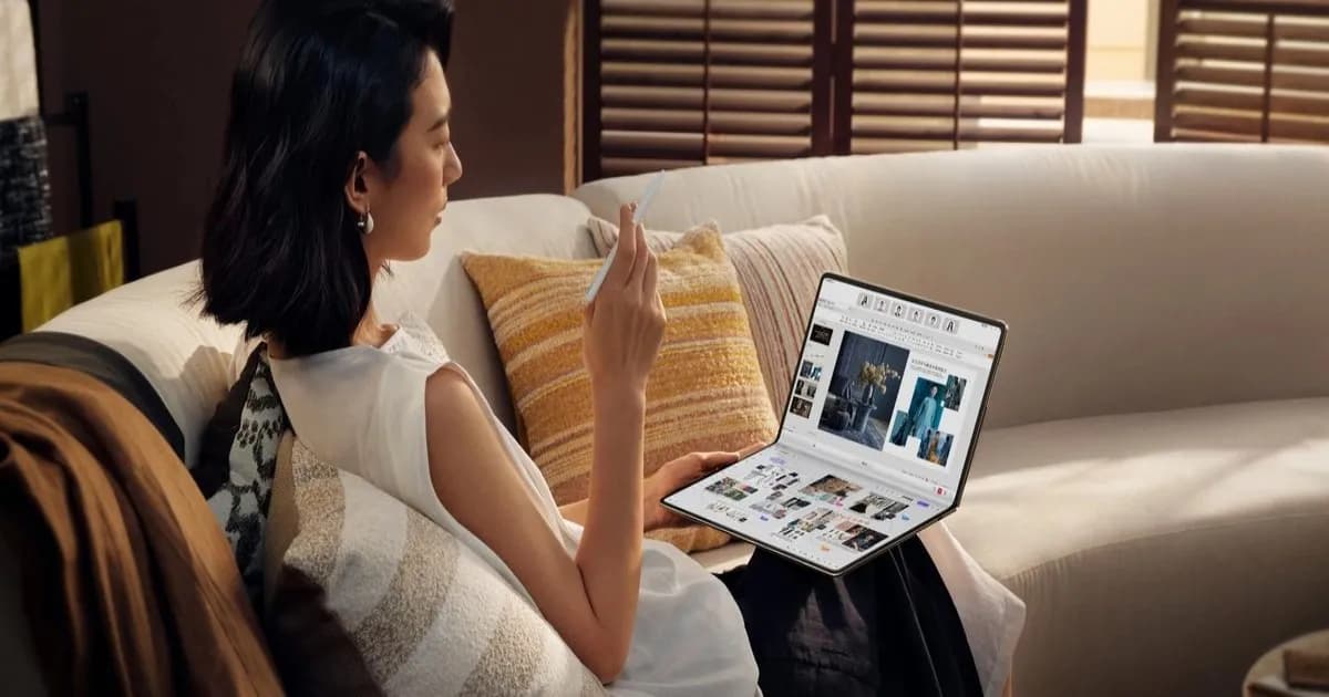 Huawei MateBook Fold Ultimate Design 2026 dengan layar 18 inci terbuka penuh