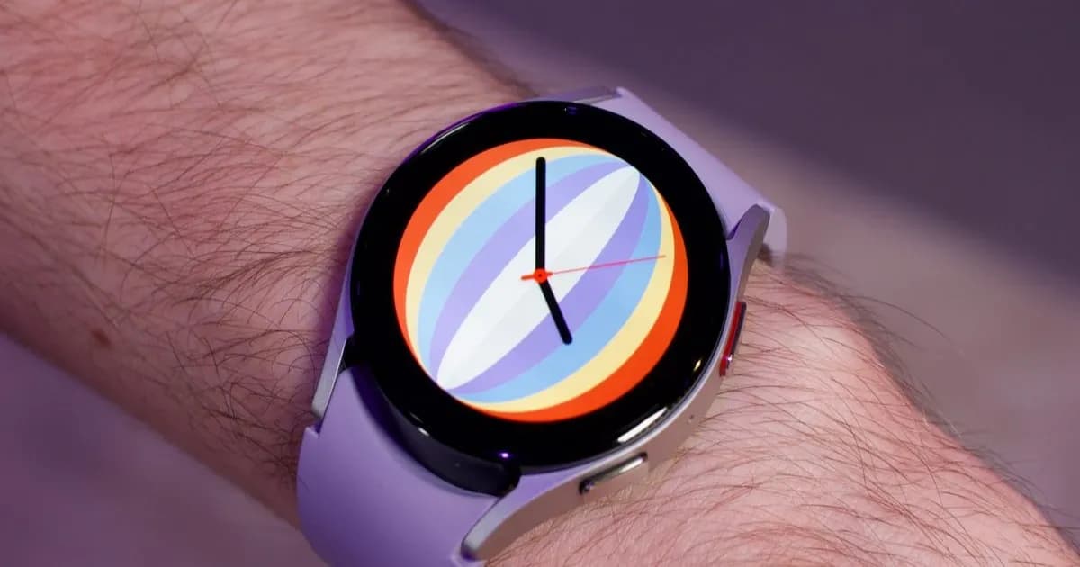 Ilustrasi Samsung Galaxy Watch dan Apple Watch yang menunjukkan perbandingan desain smartwatch premium.