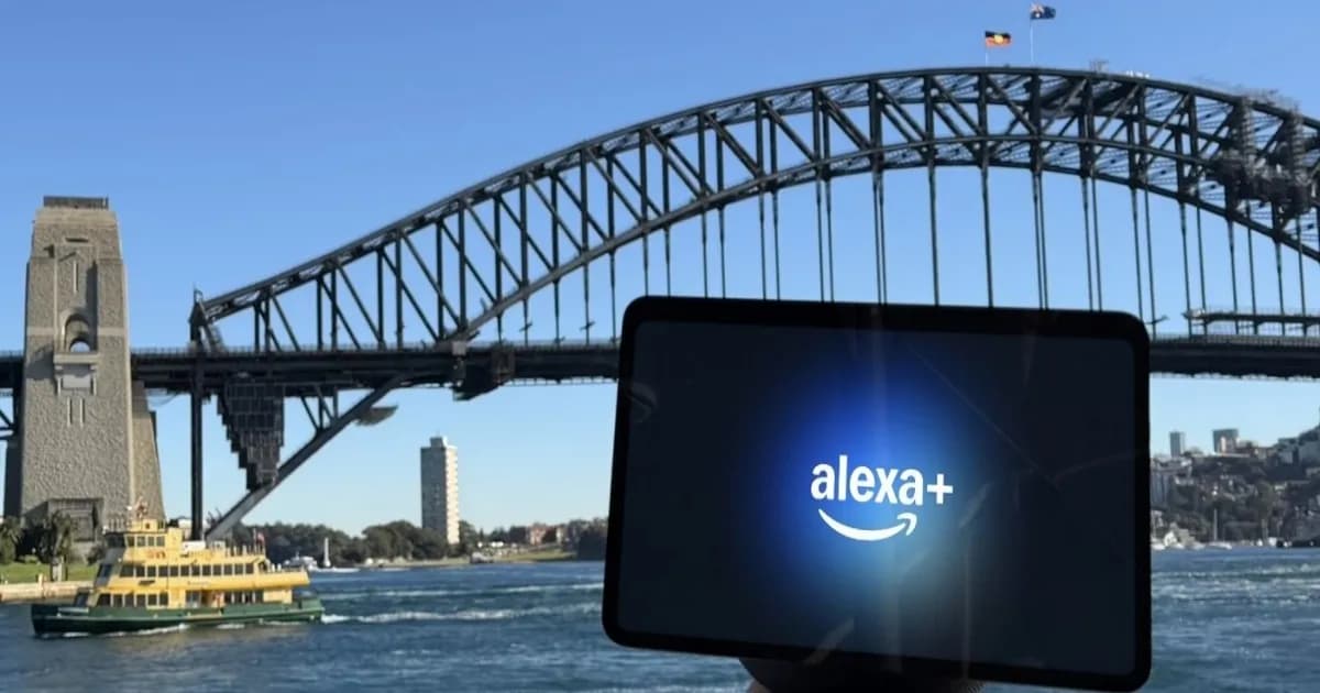 Amazon Echo smart display dengan grafis Alexa Plus di depan Sydney Harbour Bridge