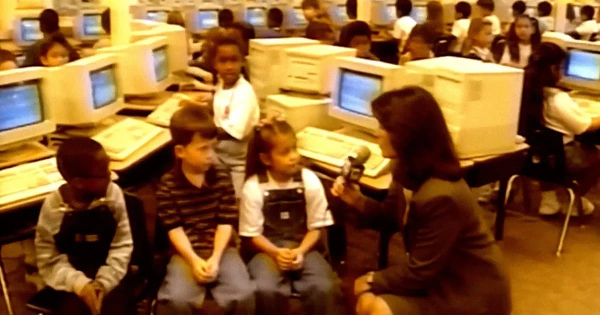 Screenshot klip AI yang menampilkan siswa sekolah dasar tahun 90-an memprediksi penggunaan komputer di masa depan