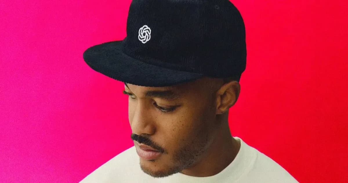 Model mengenakan topi dengan logo OpenAI dalam kampanye influencer