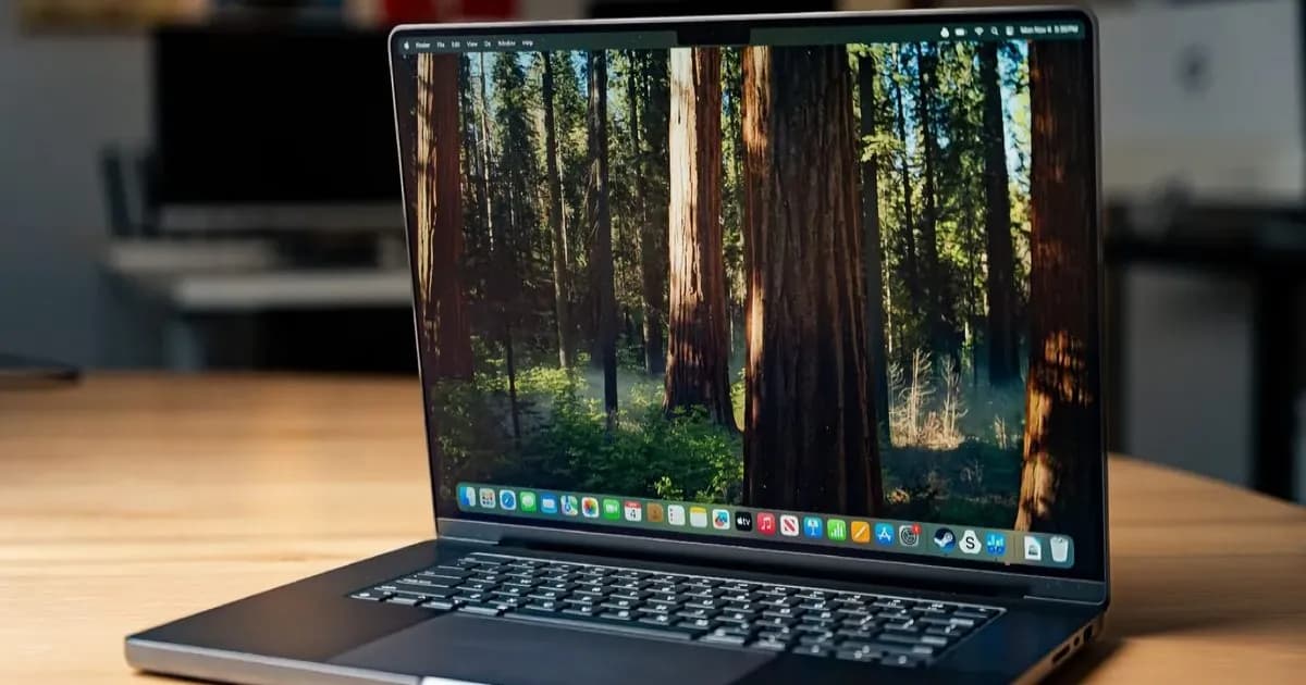 MacBook dengan tampilan website di layar
