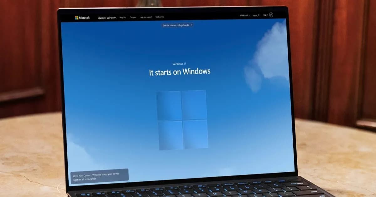 Gedung kantor Microsoft dengan logo perusahaan di sisi bangunan