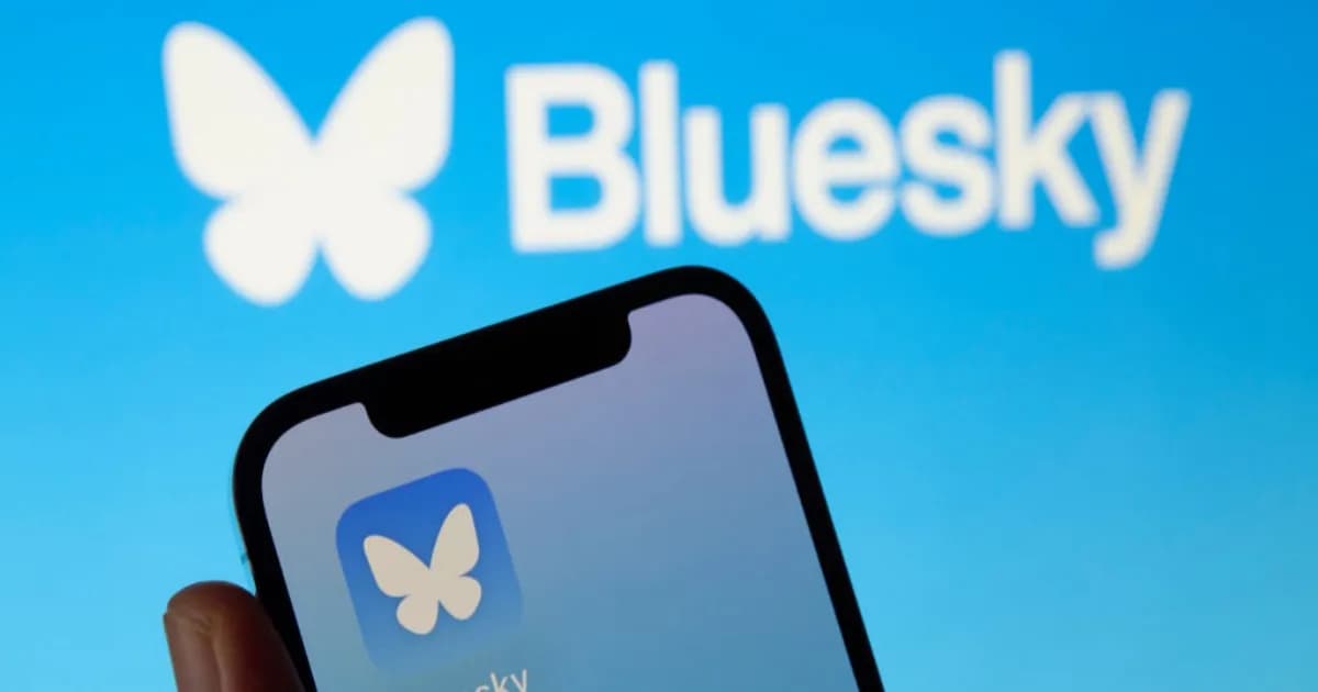 Grafik penurunan pengguna aktif bulanan aplikasi mobile Bluesky dari Similarweb