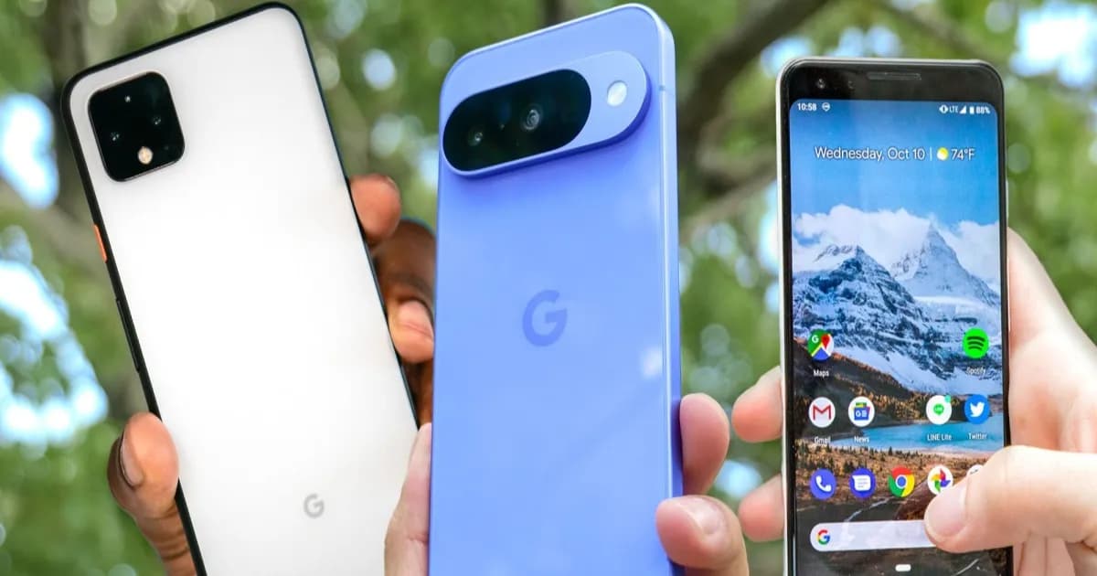 Google Pixel 10 dengan latar belakang modern menampilkan desain kamera khas Pixel