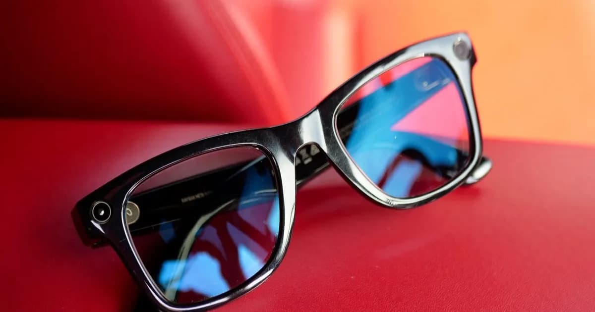 Kacamata pintar Ray-Ban Meta di dekat kolam renang