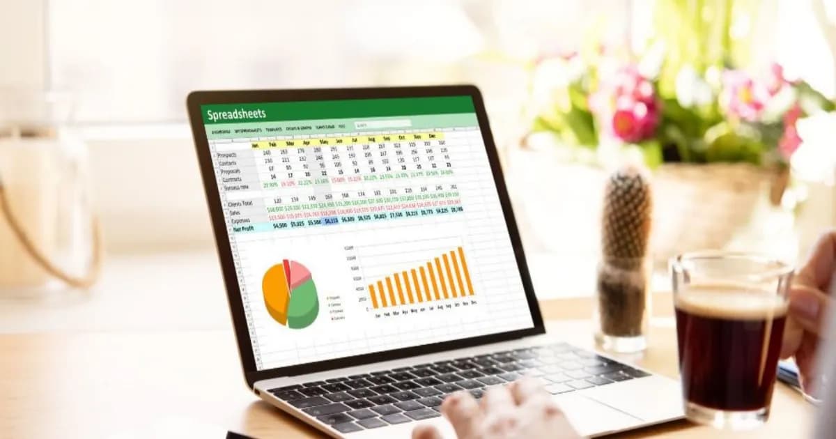 Ilustrasi Microsoft Office suite dengan ikon Excel, Word, Outlook dan PowerPoint