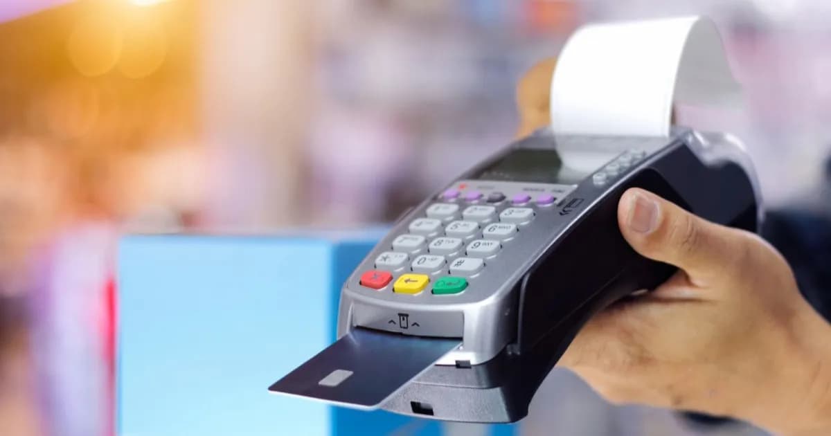 Ilustrasi serangan malware WindRelay yang mengubah smartphone menjadi perangkat POS skimmer untuk mencuri data kartu pembayaran