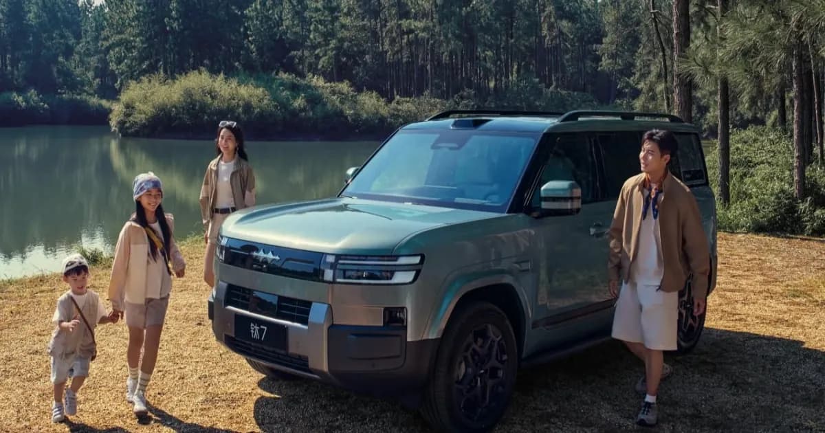 Fang Cheng Bao Ti 7 Long-Range Edition tampak depan dengan desain boxy dan grille tertutup