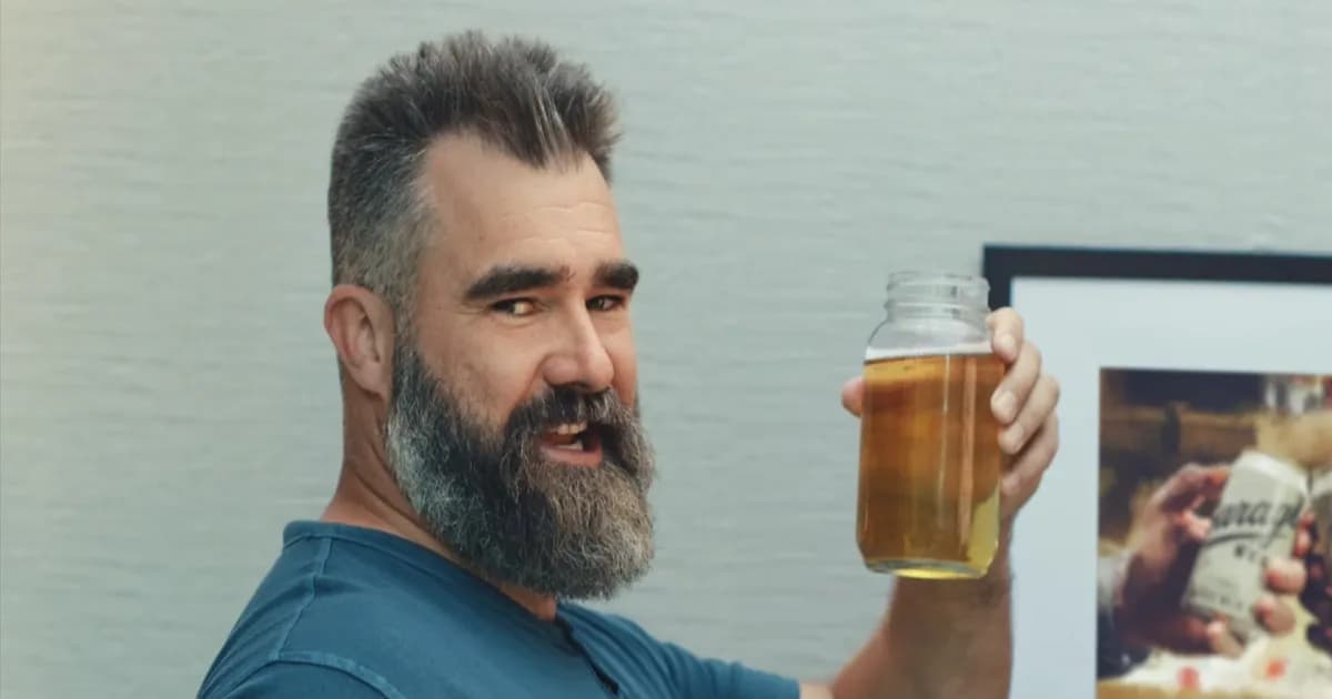 Jason Kelce memegang gelas berisi urine dalam iklan Liquid Death dan Garage Beer