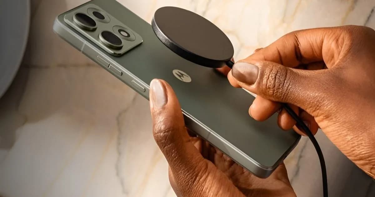 Moto Snap charger magnetik Motorola dengan logo batwing