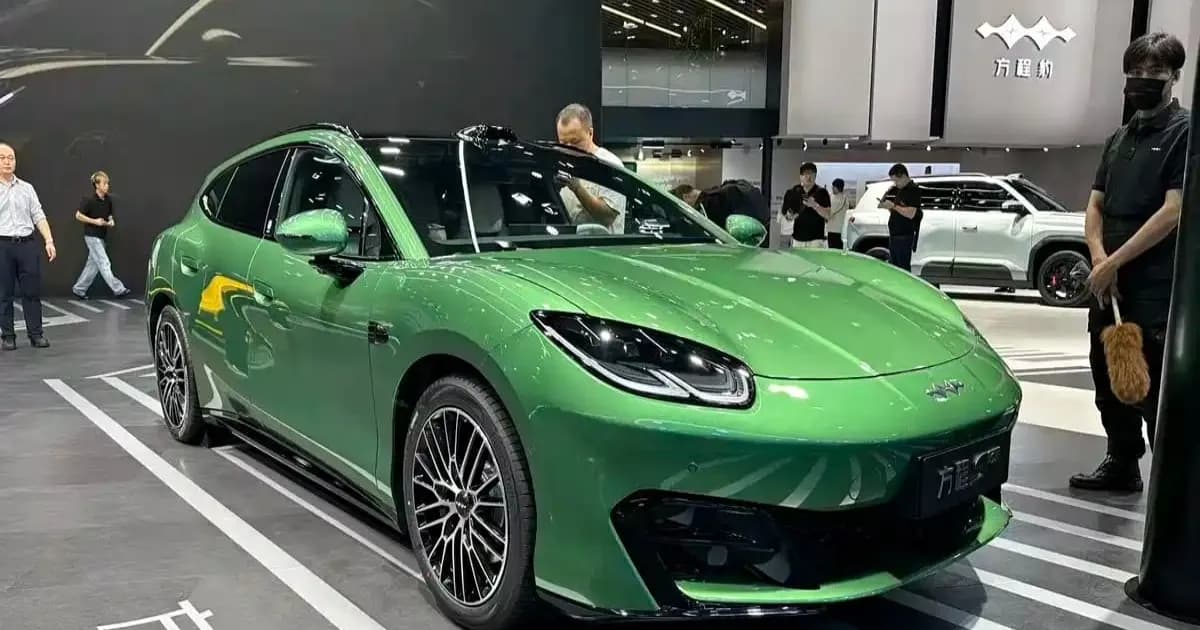 Interior Fang Cheng Bao Formula S GT yang dipamerkan di 2026 Chengdu Auto Show menampilkan layar mengambang dan dashboard soft-touch