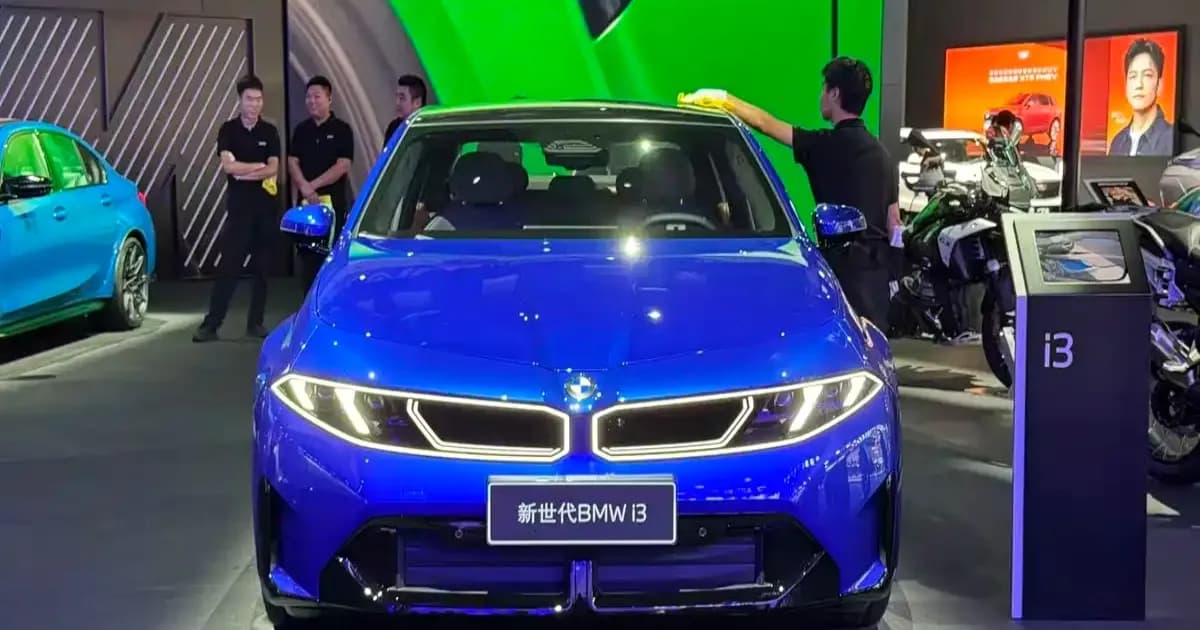 BMW i3 Long Wheelbase tampak samping dengan desain gril khas dan lampu L-shaped