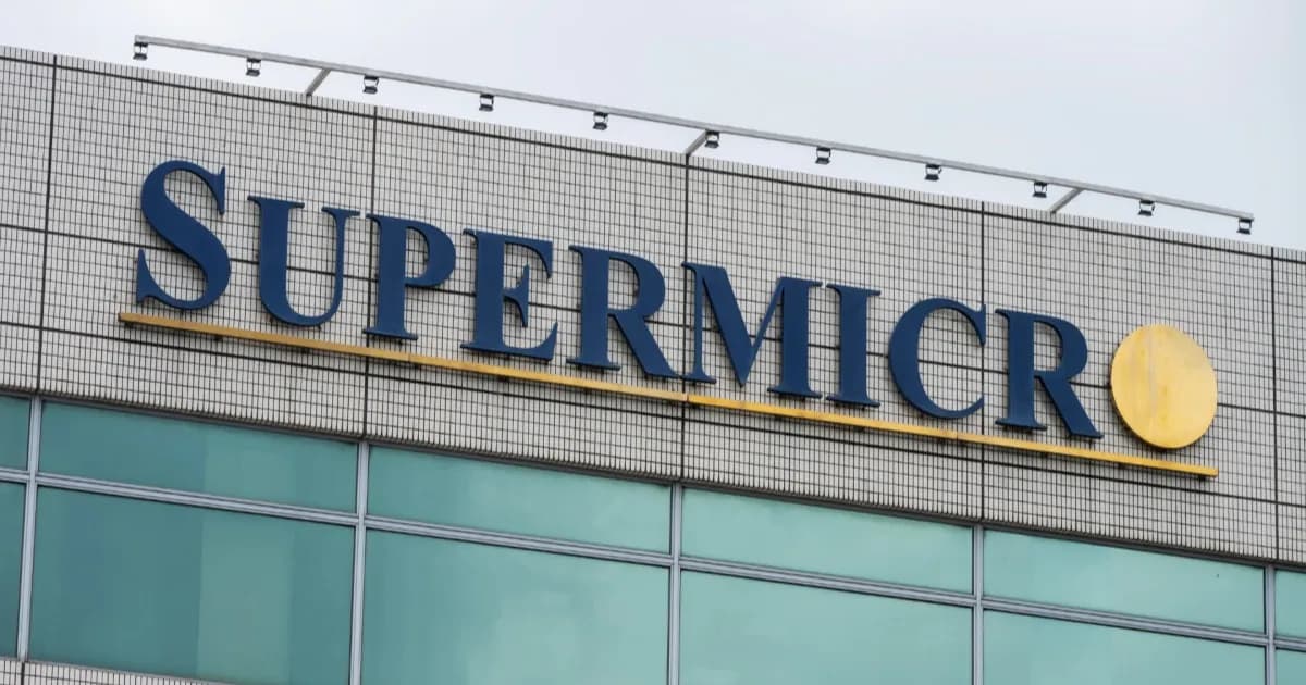 Logo Supermicro di gedung perusahaan terkait kasus penyelundupan chip AI Nvidia