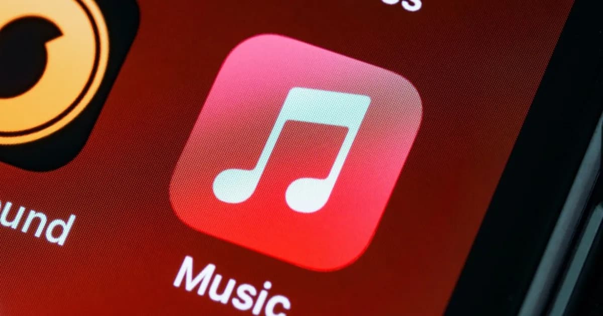 Ilustrasi ikon aplikasi Apple Music dengan latar belakang merah pada layar iPhone