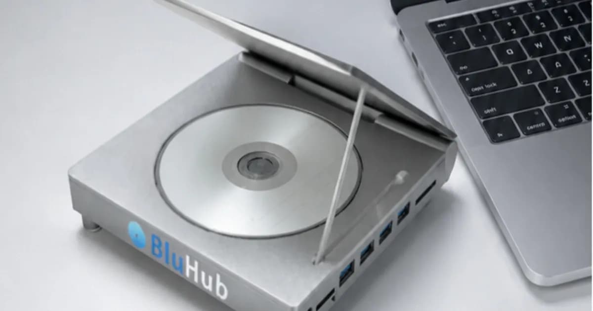 BluHub docking station dengan Blu-ray drive di samping laptop Mac