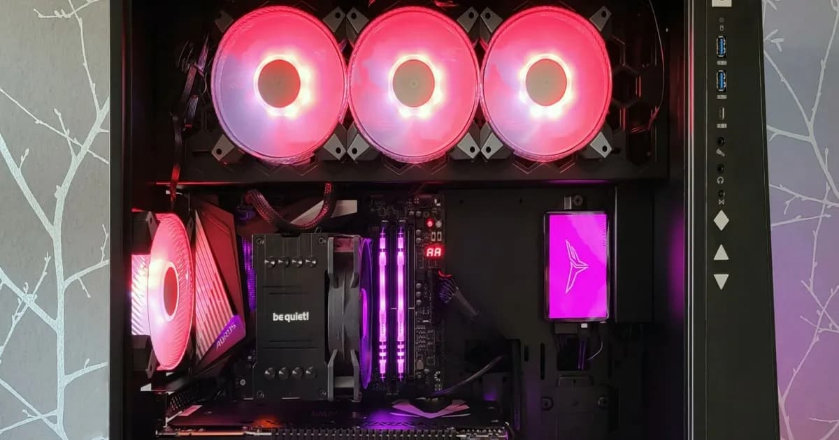 Closeup PC build dengan banyak lampu RGB di dalam casing PC In Win, contoh build PC yang bisa dirakit jika di luar batas budget